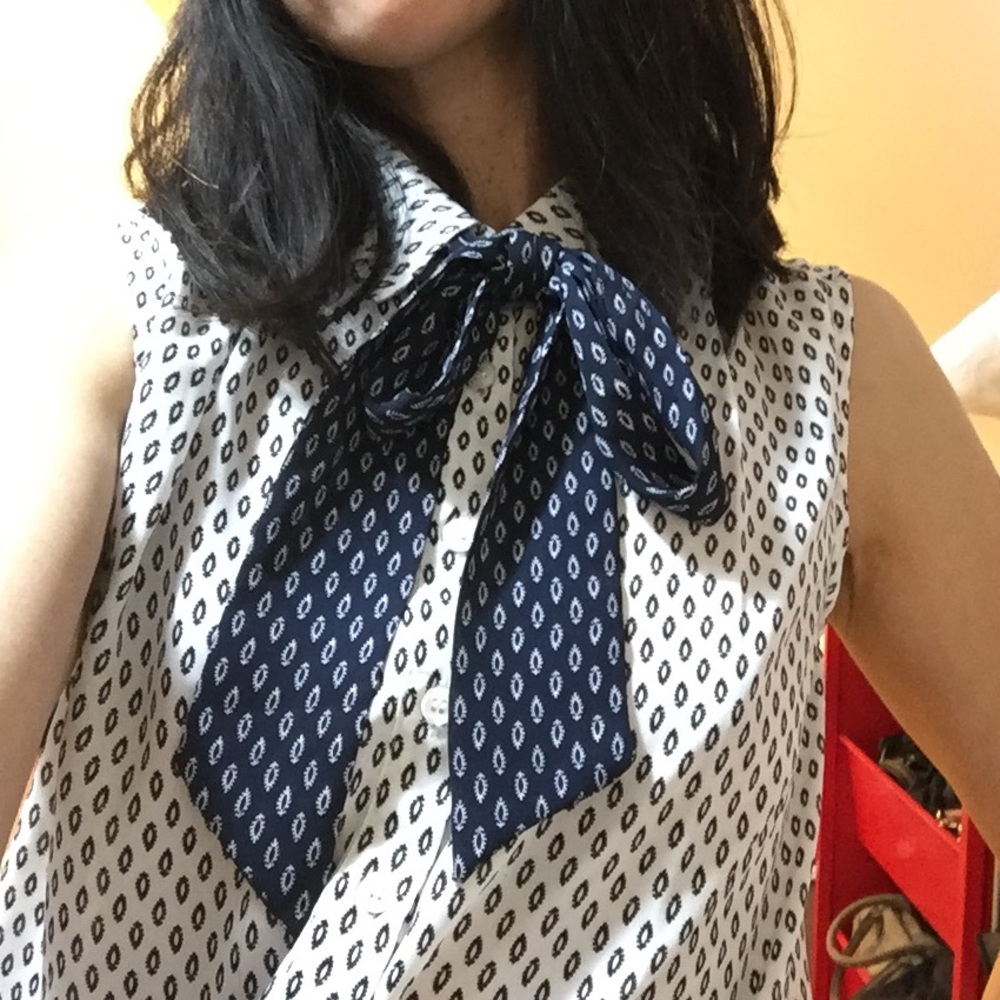 Sleeveless button-down with necktie